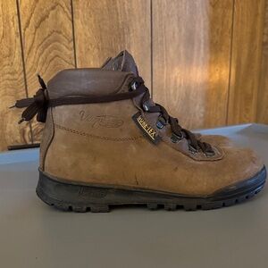 Vasque Women’s Hiking boot Tan Leather Boots size 10( run small )